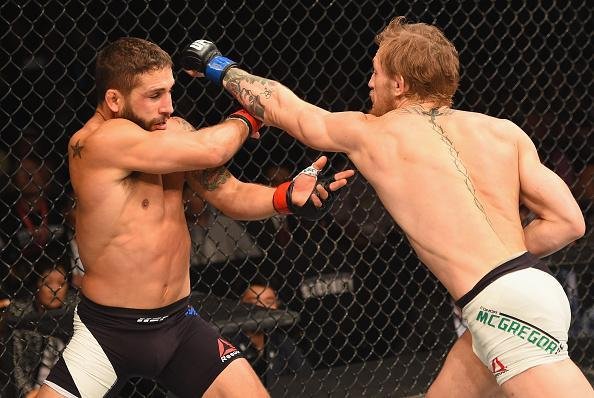 Veja imagens incrveis da vitria de Conor McGregor sobre Chad Mendes