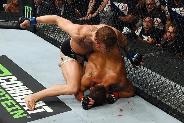 Veja imagens incrveis da vitria de Conor McGregor sobre Chad Mendes