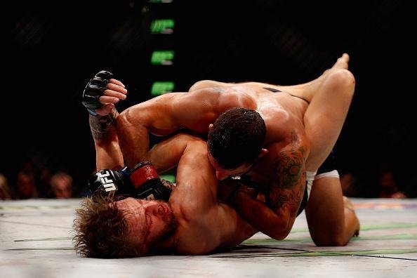 Veja imagens incrveis da vitria de Conor McGregor sobre Chad Mendes