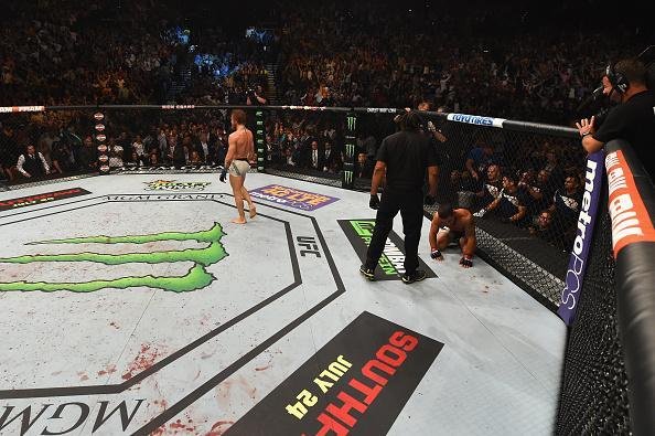 Veja imagens incrveis da vitria de Conor McGregor sobre Chad Mendes