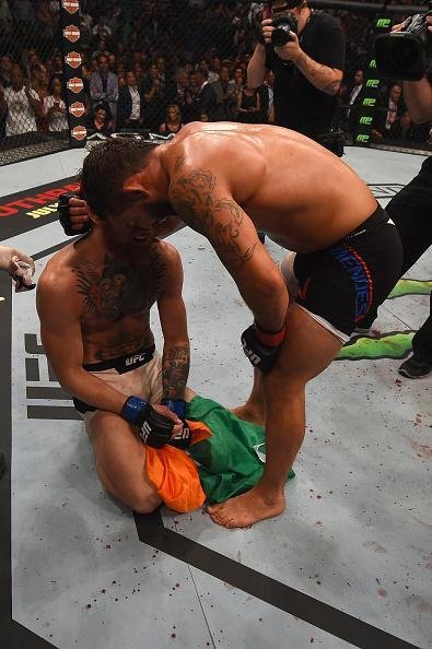 Veja imagens incrveis da vitria de Conor McGregor sobre Chad Mendes