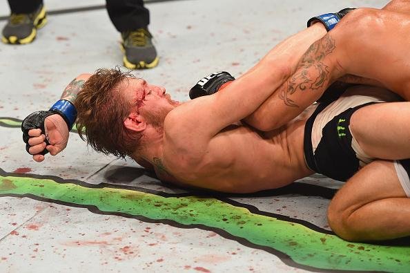 Veja imagens incrveis da vitria de Conor McGregor sobre Chad Mendes