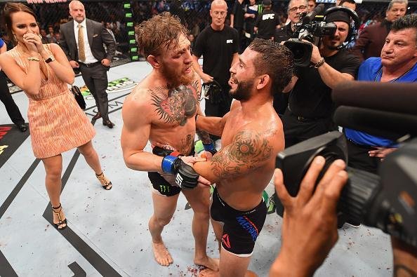 Veja imagens incrveis da vitria de Conor McGregor sobre Chad Mendes