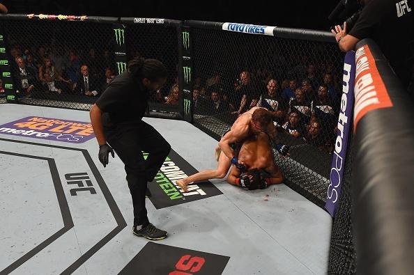 Veja imagens incrveis da vitria de Conor McGregor sobre Chad Mendes