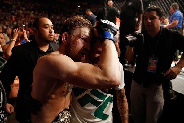 Veja imagens incrveis da vitria de Conor McGregor sobre Chad Mendes