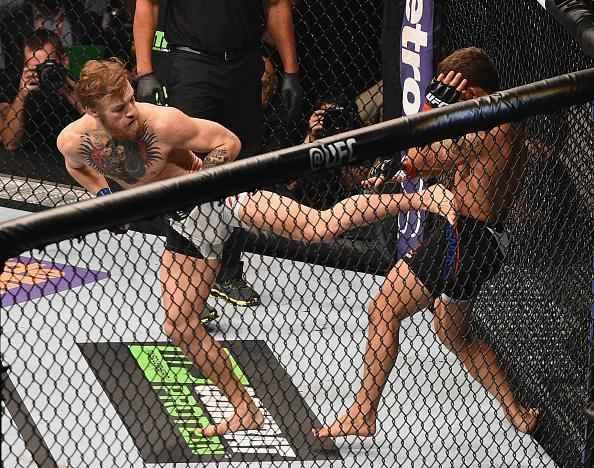 Veja imagens incrveis da vitria de Conor McGregor sobre Chad Mendes