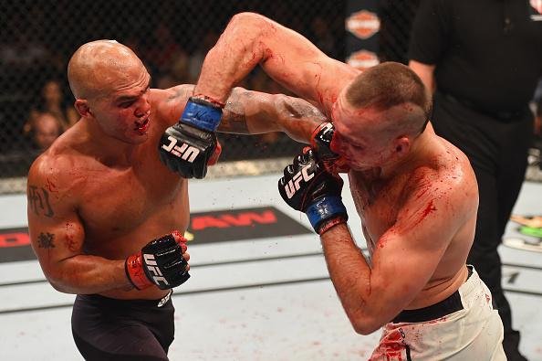 Veja as melhores fotos da batalha entre Robbie Lawler e Rory MacDonald