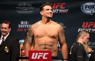 Imagens da pesagem do UFC Fight Night 71, em San Diego - Frank Mir na balana