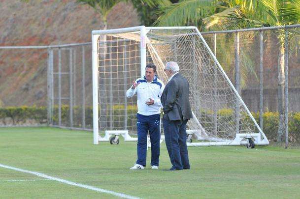 Expresses do tcnico Vanderlei Luxemburgo e do presidente  Gilvan de Pinho Tavares durante longa conversa na Toca da Raposa II, na tarde desta quarta-feira