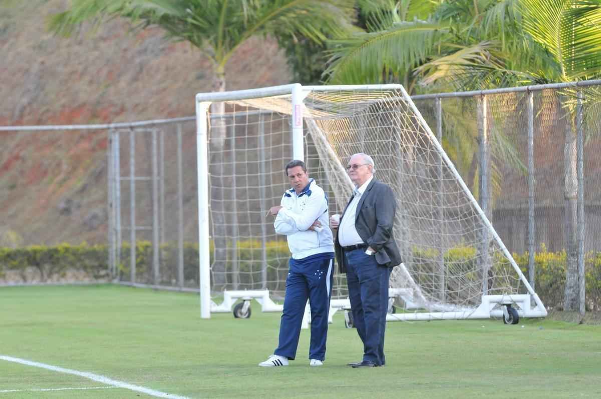 Expresses do tcnico Vanderlei Luxemburgo e do presidente  Gilvan de Pinho Tavares durante longa conversa na Toca da Raposa II, na tarde desta quarta-feira