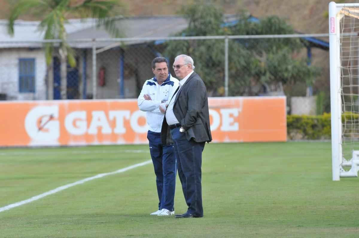 Expresses do tcnico Vanderlei Luxemburgo e do presidente  Gilvan de Pinho Tavares durante longa conversa na Toca da Raposa II, na tarde desta quarta-feira