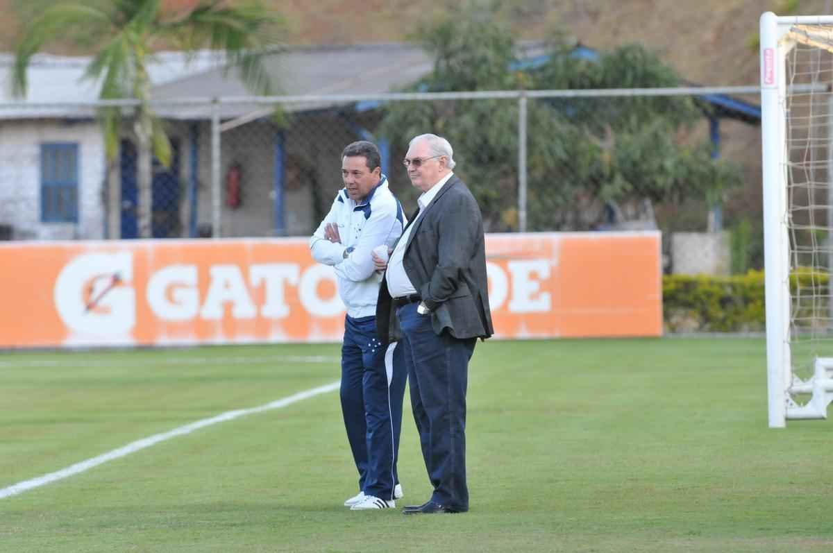 Expresses do tcnico Vanderlei Luxemburgo e do presidente  Gilvan de Pinho Tavares durante longa conversa na Toca da Raposa II, na tarde desta quarta-feira