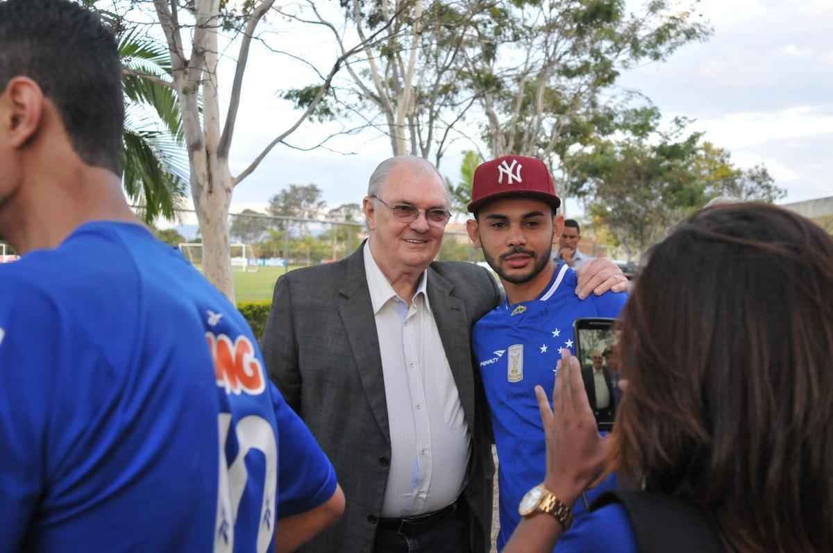 Presidente e treinaram tambm posaram para fotos com torcedores na Toca da Raposa II