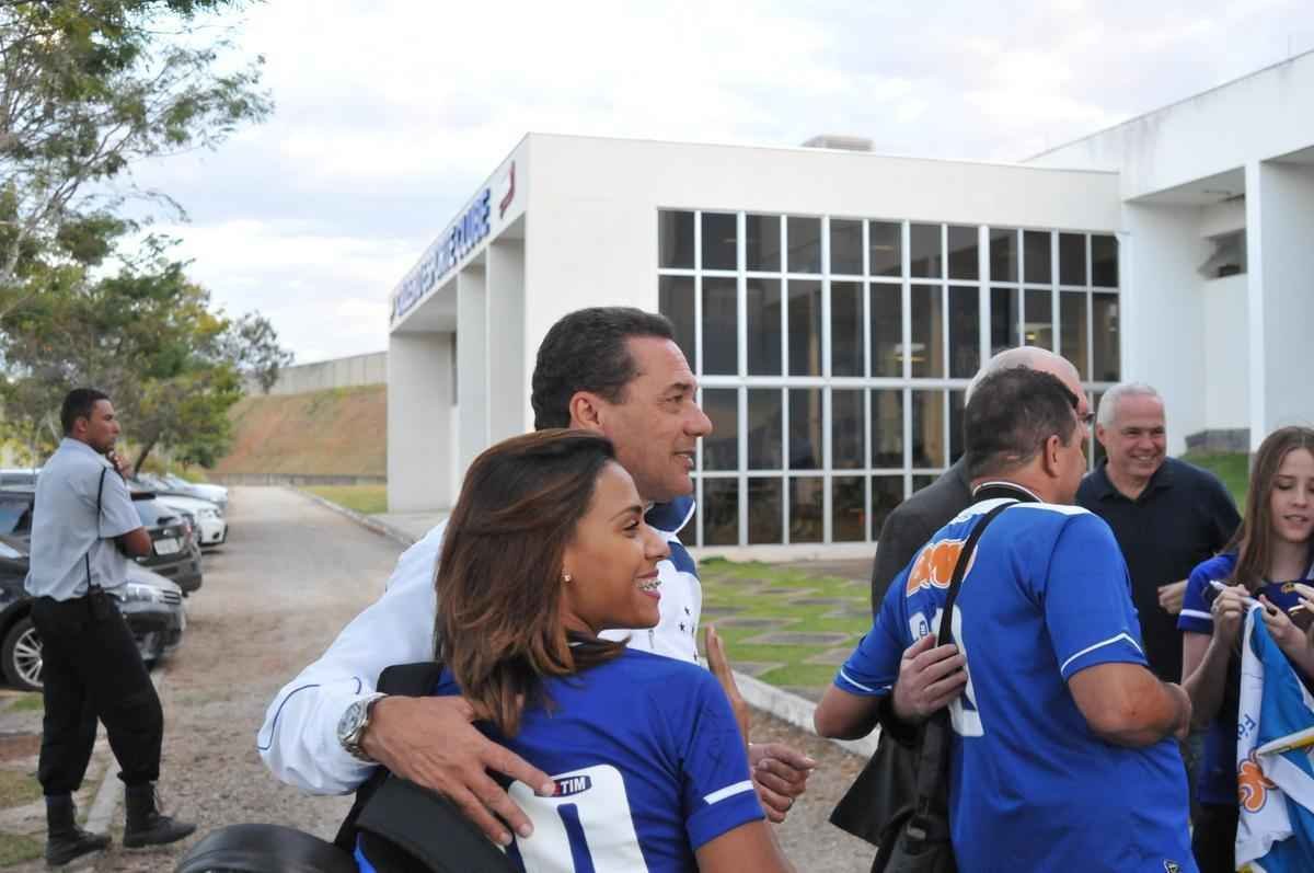Presidente e treinaram tambm posaram para fotos com torcedores na Toca da Raposa II