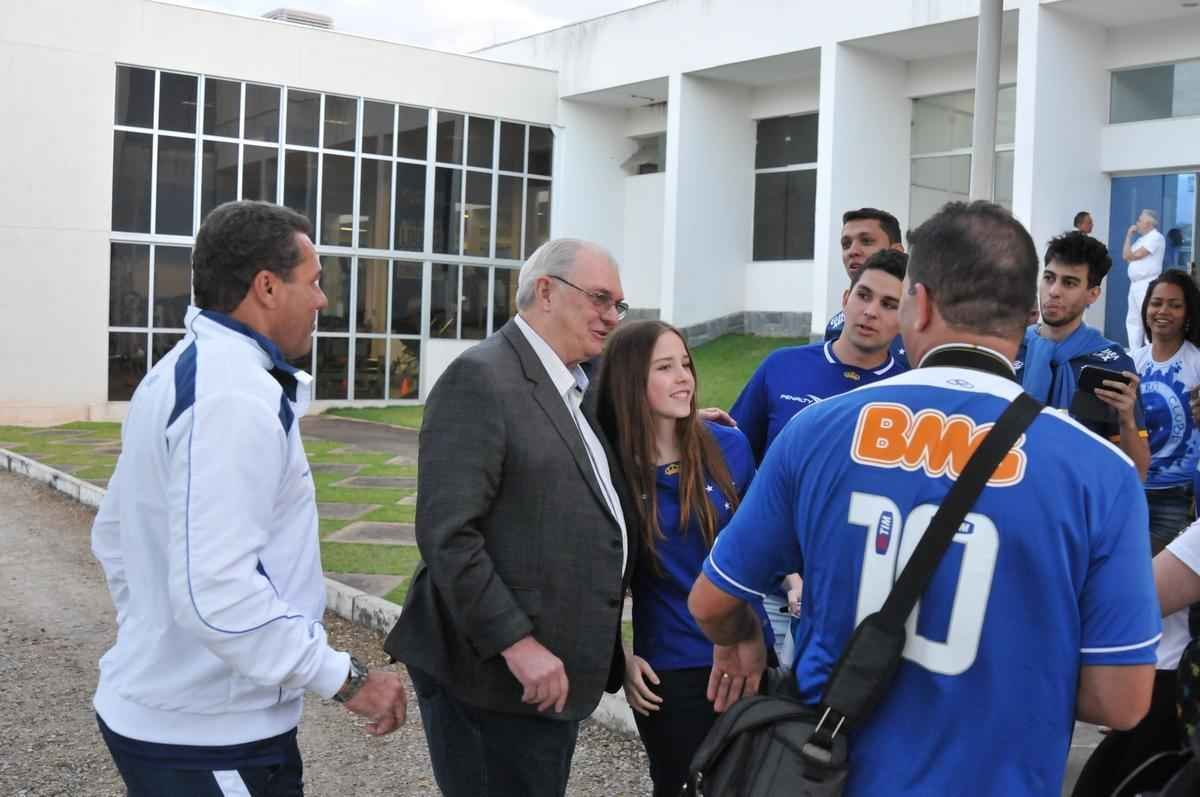Presidente e treinaram tambm posaram para fotos com torcedores na Toca da Raposa II