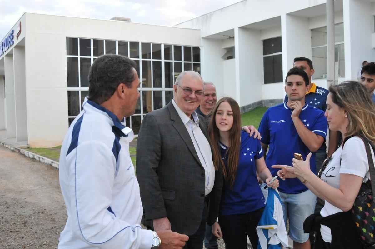 Presidente e treinaram tambm posaram para fotos com torcedores na Toca da Raposa II