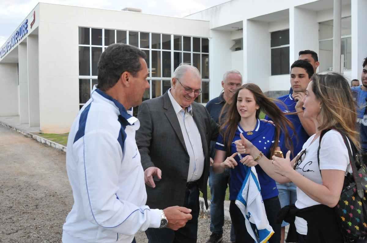 Presidente e treinaram tambm posaram para fotos com torcedores na Toca da Raposa II