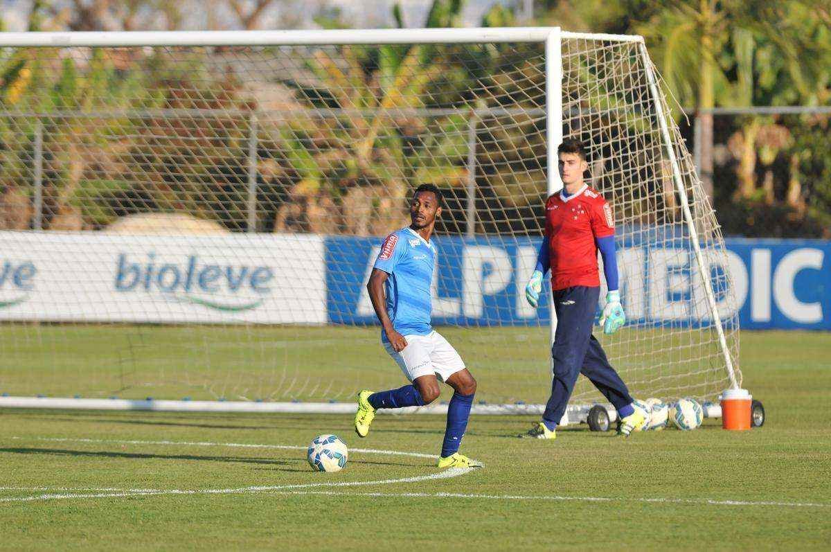 Imagens do treino do Cruzeiro nesta quarta-feira, na Toca da Raposa II, com a participao de Alisson, que entra nos planos de Vanderlei Luxemburgo para o jogo contra o So Paulo no domingo, no Morumbi