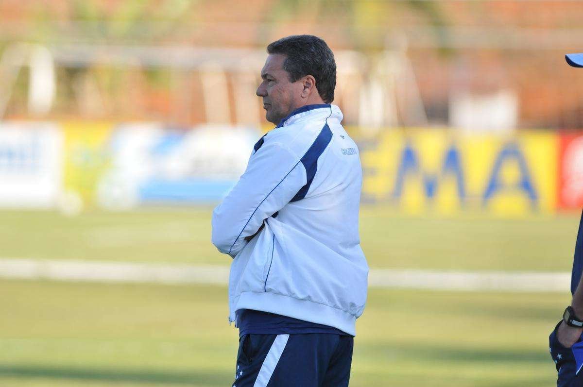 Imagens do treino do Cruzeiro nesta quarta-feira, na Toca da Raposa II, com a participao de Alisson, que entra nos planos de Vanderlei Luxemburgo para o jogo contra o So Paulo no domingo, no Morumbi