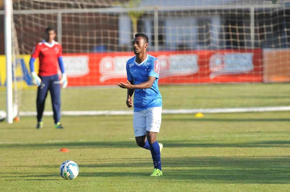 Imagens do treino do Cruzeiro nesta quarta-feira, na Toca da Raposa II, com a participao de Alisson, que entra nos planos de Vanderlei Luxemburgo para o jogo contra o So Paulo no domingo, no Morumbi