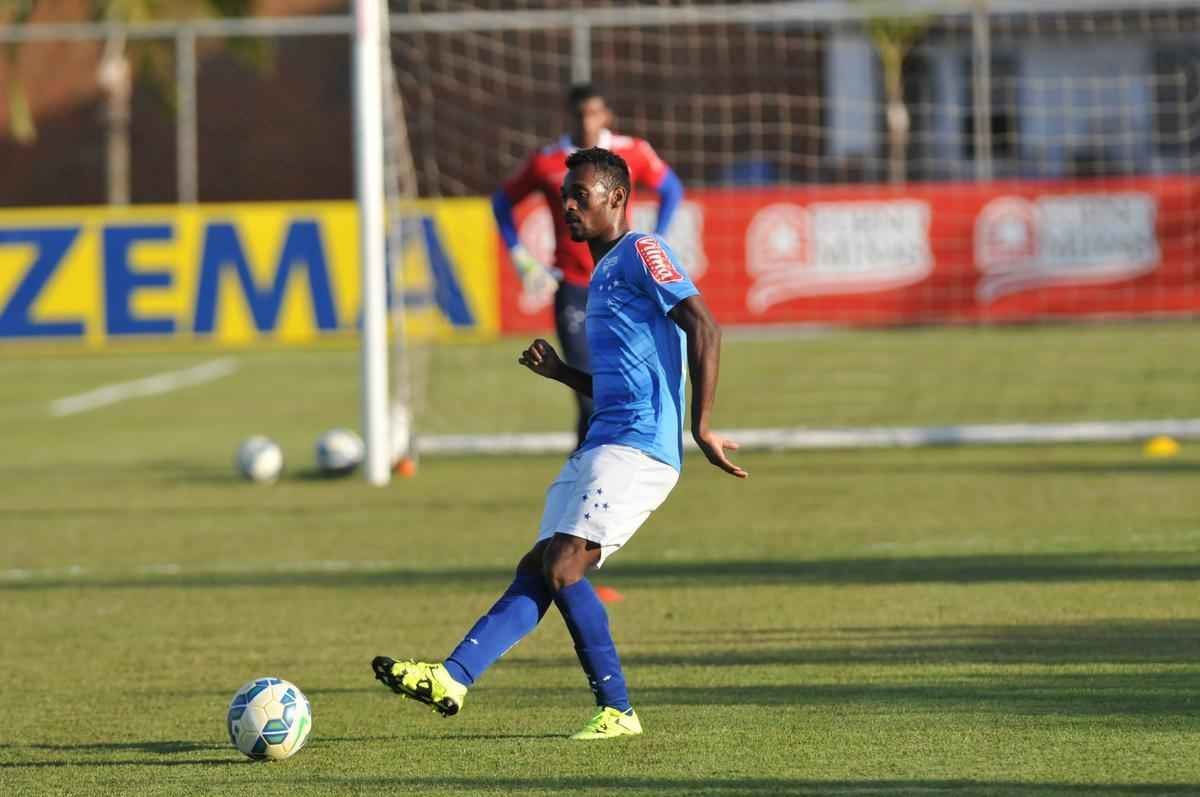 Imagens do treino do Cruzeiro nesta quarta-feira, na Toca da Raposa II, com a participao de Alisson, que entra nos planos de Vanderlei Luxemburgo para o jogo contra o So Paulo no domingo, no Morumbi