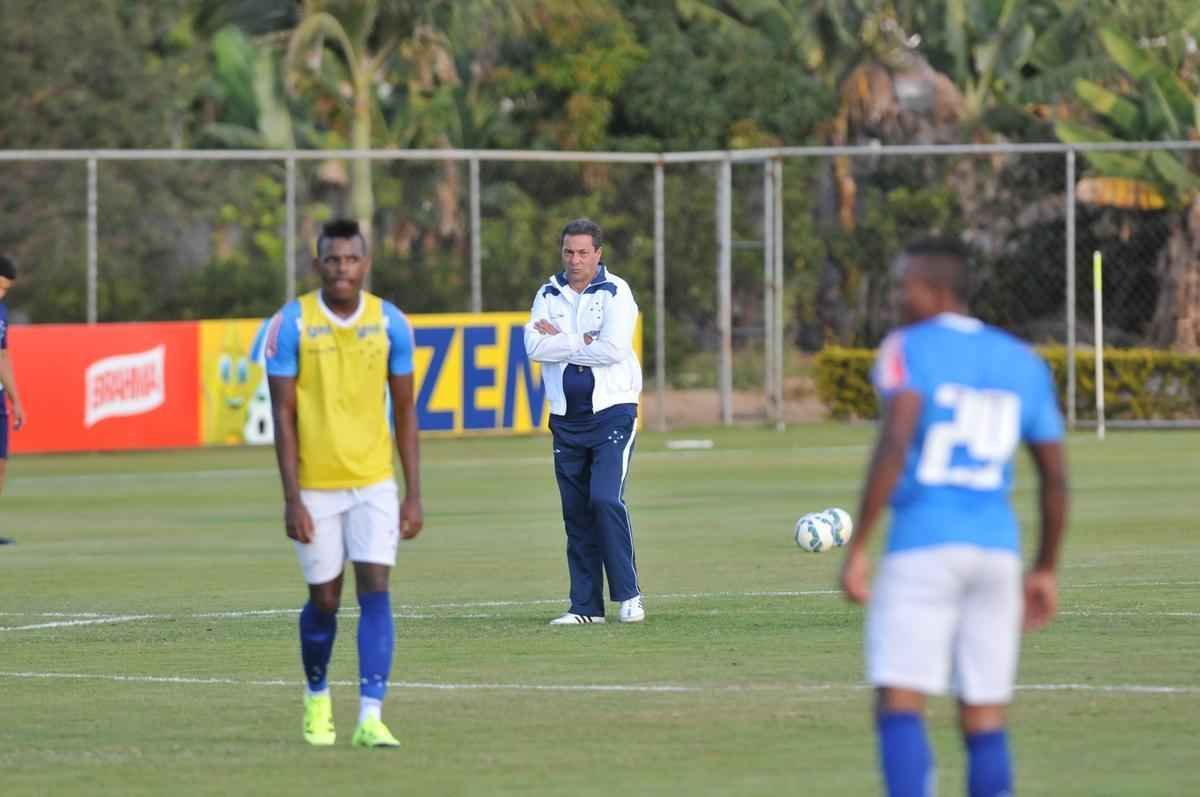 Imagens do treino do Cruzeiro nesta quarta-feira, na Toca da Raposa II, com a participao de Alisson, que entra nos planos de Vanderlei Luxemburgo para o jogo contra o So Paulo no domingo, no Morumbi