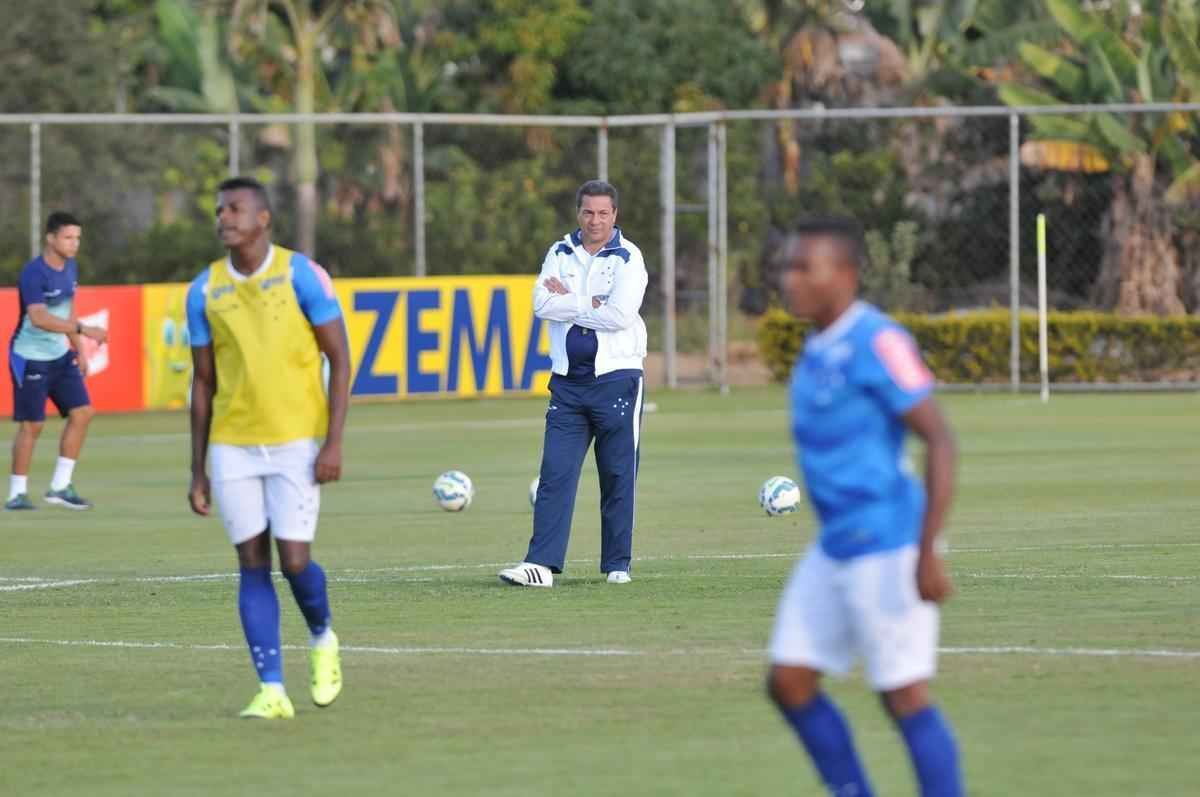 Imagens do treino do Cruzeiro nesta quarta-feira, na Toca da Raposa II, com a participao de Alisson, que entra nos planos de Vanderlei Luxemburgo para o jogo contra o So Paulo no domingo, no Morumbi