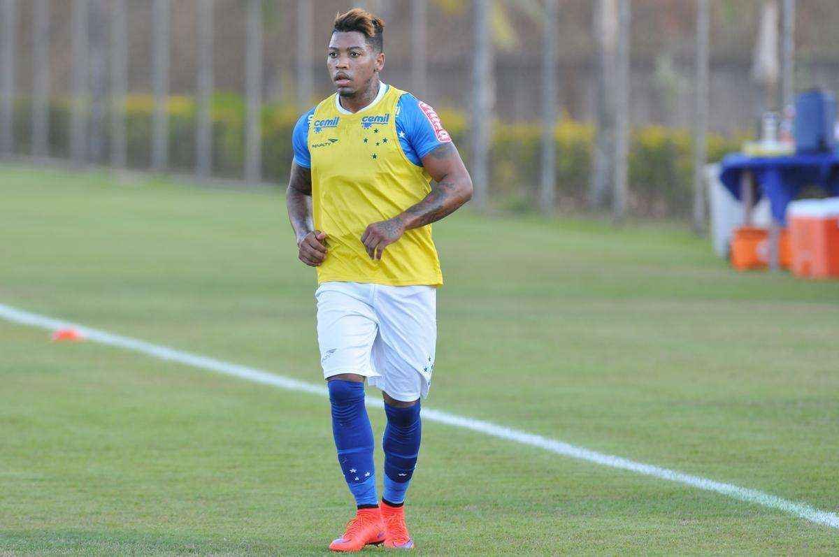 Imagens do treino do Cruzeiro nesta quarta-feira, na Toca da Raposa II, com a participao de Alisson, que entra nos planos de Vanderlei Luxemburgo para o jogo contra o So Paulo no domingo, no Morumbi