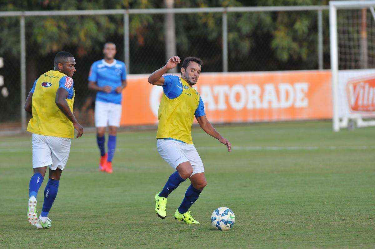 Imagens do treino do Cruzeiro nesta quarta-feira, na Toca da Raposa II, com a participao de Alisson, que entra nos planos de Vanderlei Luxemburgo para o jogo contra o So Paulo no domingo, no Morumbi