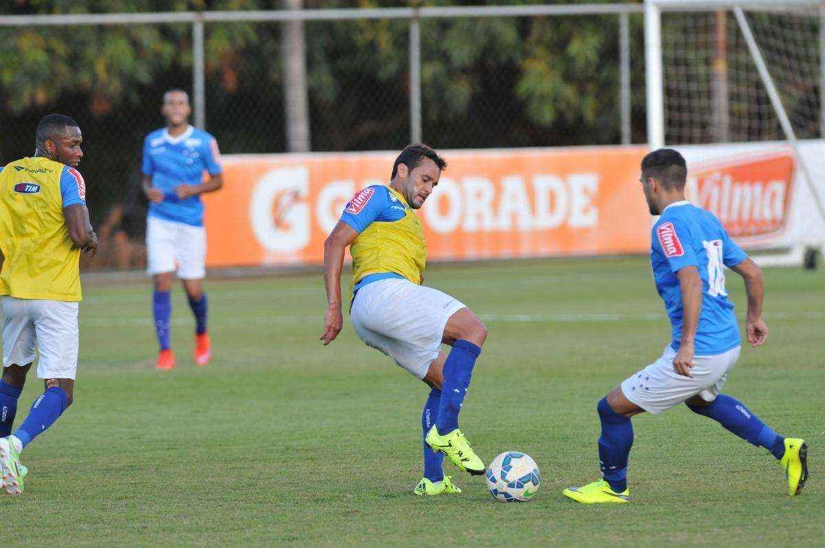 Imagens do treino do Cruzeiro nesta quarta-feira, na Toca da Raposa II, com a participao de Alisson, que entra nos planos de Vanderlei Luxemburgo para o jogo contra o So Paulo no domingo, no Morumbi