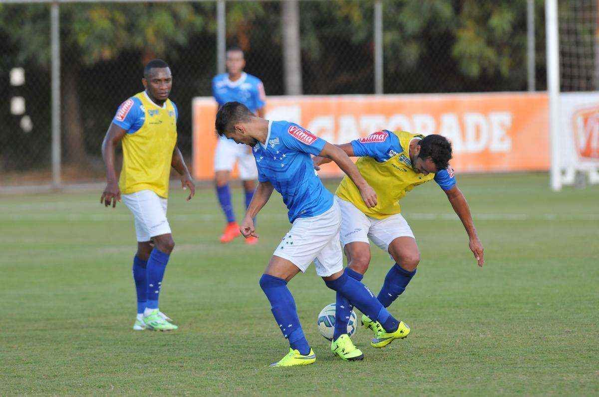 Imagens do treino do Cruzeiro nesta quarta-feira, na Toca da Raposa II, com a participao de Alisson, que entra nos planos de Vanderlei Luxemburgo para o jogo contra o So Paulo no domingo, no Morumbi