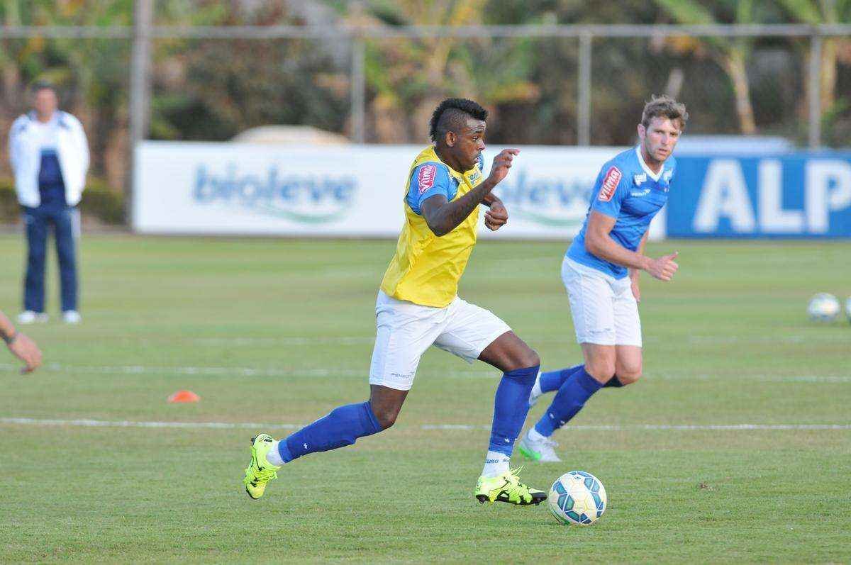 Imagens do treino do Cruzeiro nesta quarta-feira, na Toca da Raposa II, com a participao de Alisson, que entra nos planos de Vanderlei Luxemburgo para o jogo contra o So Paulo no domingo, no Morumbi