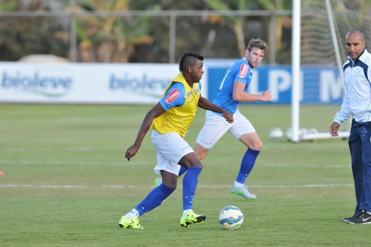 Imagens do treino do Cruzeiro nesta quarta-feira, na Toca da Raposa II, com a participao de Alisson, que entra nos planos de Vanderlei Luxemburgo para o jogo contra o So Paulo no domingo, no Morumbi