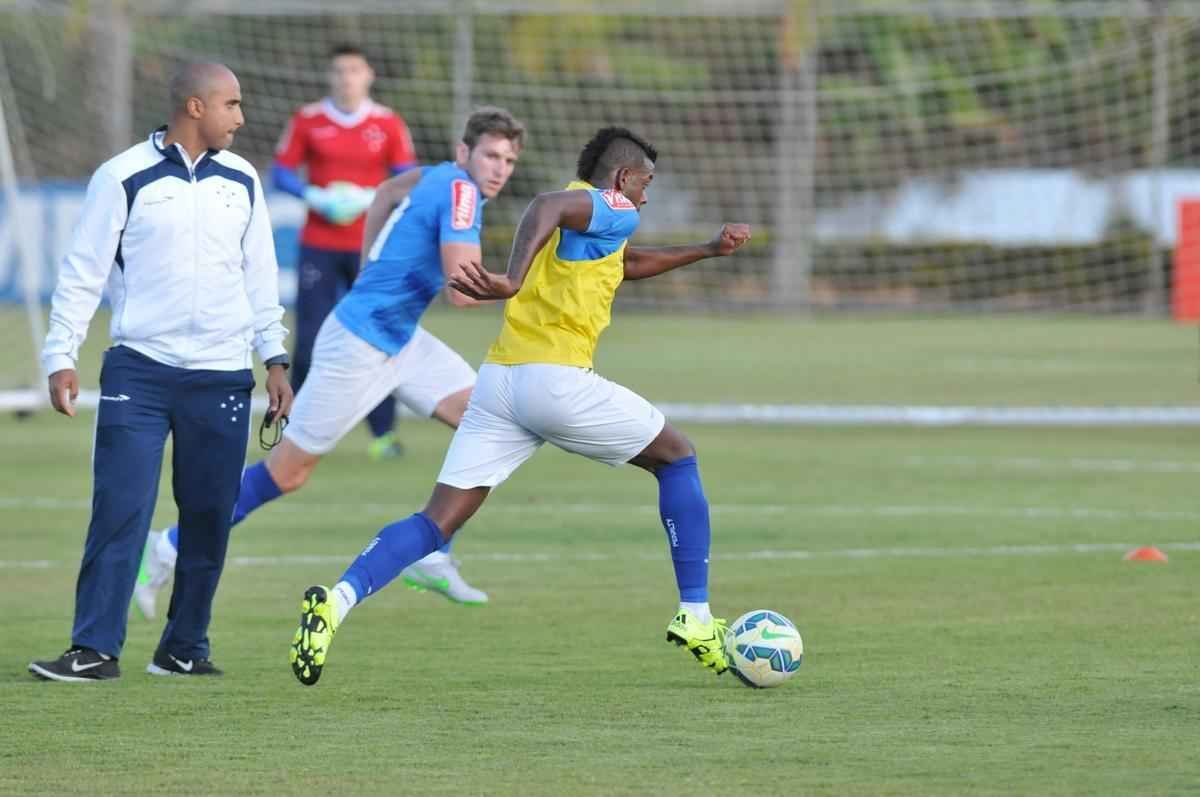 Imagens do treino do Cruzeiro nesta quarta-feira, na Toca da Raposa II, com a participao de Alisson, que entra nos planos de Vanderlei Luxemburgo para o jogo contra o So Paulo no domingo, no Morumbi