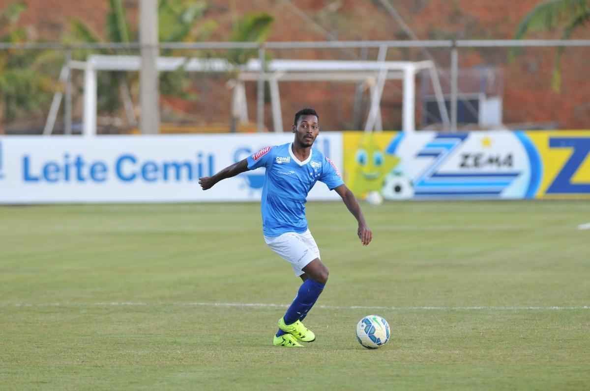 Imagens do treino do Cruzeiro nesta quarta-feira, na Toca da Raposa II, com a participao de Alisson, que entra nos planos de Vanderlei Luxemburgo para o jogo contra o So Paulo no domingo, no Morumbi
