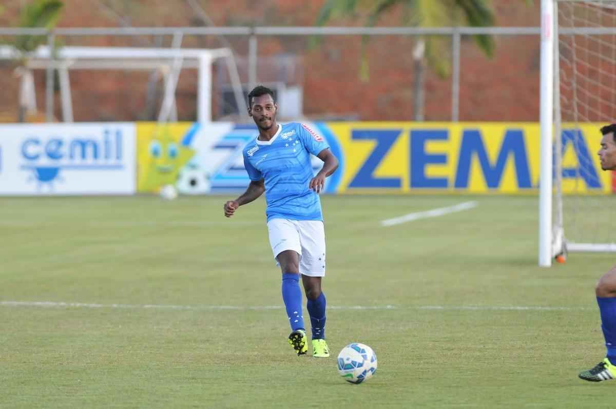 Imagens do treino do Cruzeiro nesta quarta-feira, na Toca da Raposa II, com a participao de Alisson, que entra nos planos de Vanderlei Luxemburgo para o jogo contra o So Paulo no domingo, no Morumbi