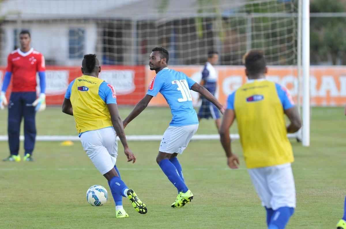 Imagens do treino do Cruzeiro nesta quarta-feira, na Toca da Raposa II, com a participao de Alisson, que entra nos planos de Vanderlei Luxemburgo para o jogo contra o So Paulo no domingo, no Morumbi