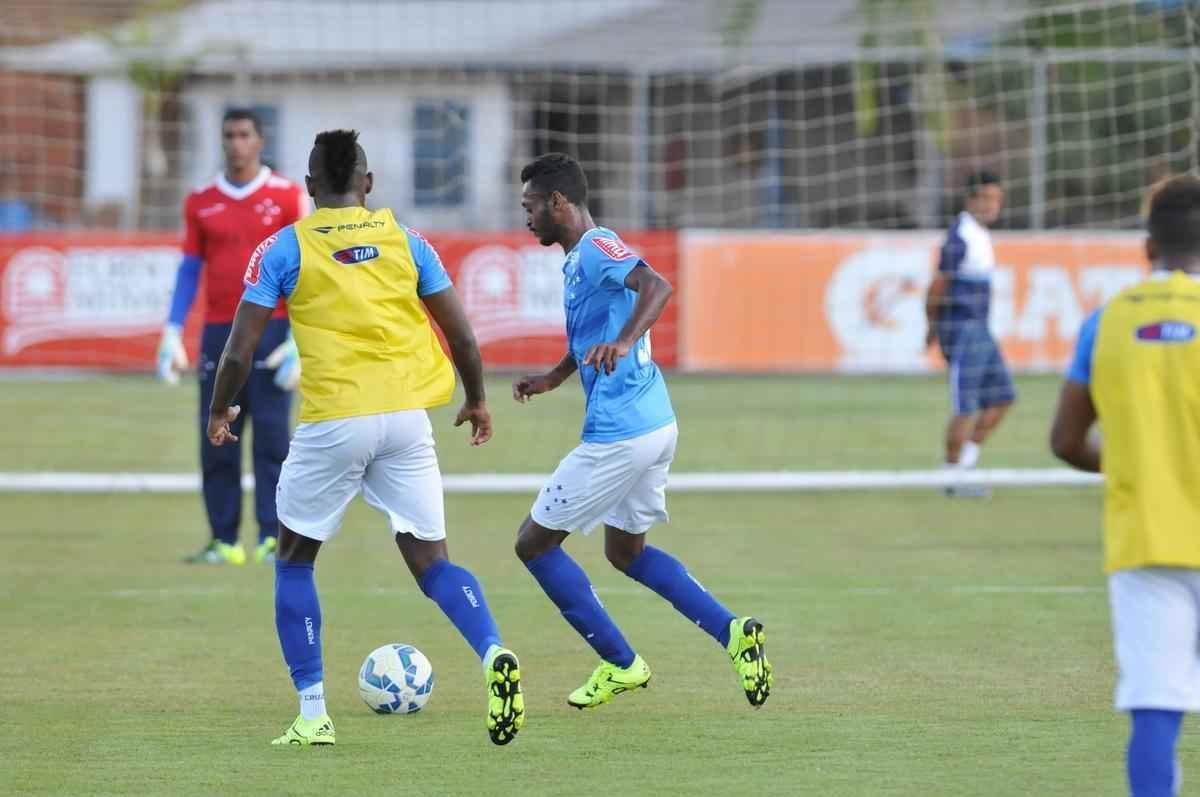 Imagens do treino do Cruzeiro nesta quarta-feira, na Toca da Raposa II, com a participao de Alisson, que entra nos planos de Vanderlei Luxemburgo para o jogo contra o So Paulo no domingo, no Morumbi