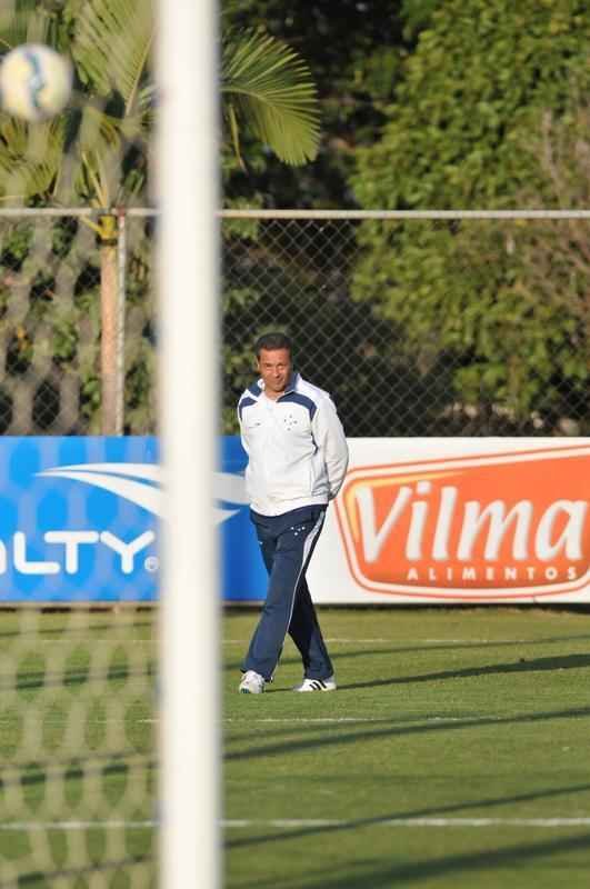 Imagens do treino do Cruzeiro nesta quarta-feira, na Toca da Raposa II, com a participao de Alisson, que entra nos planos de Vanderlei Luxemburgo para o jogo contra o So Paulo no domingo, no Morumbi