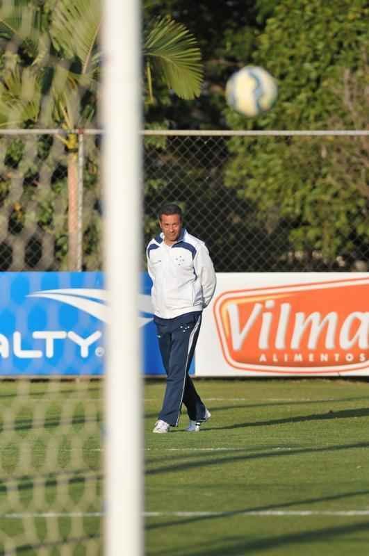 Imagens do treino do Cruzeiro nesta quarta-feira, na Toca da Raposa II, com a participao de Alisson, que entra nos planos de Vanderlei Luxemburgo para o jogo contra o So Paulo no domingo, no Morumbi