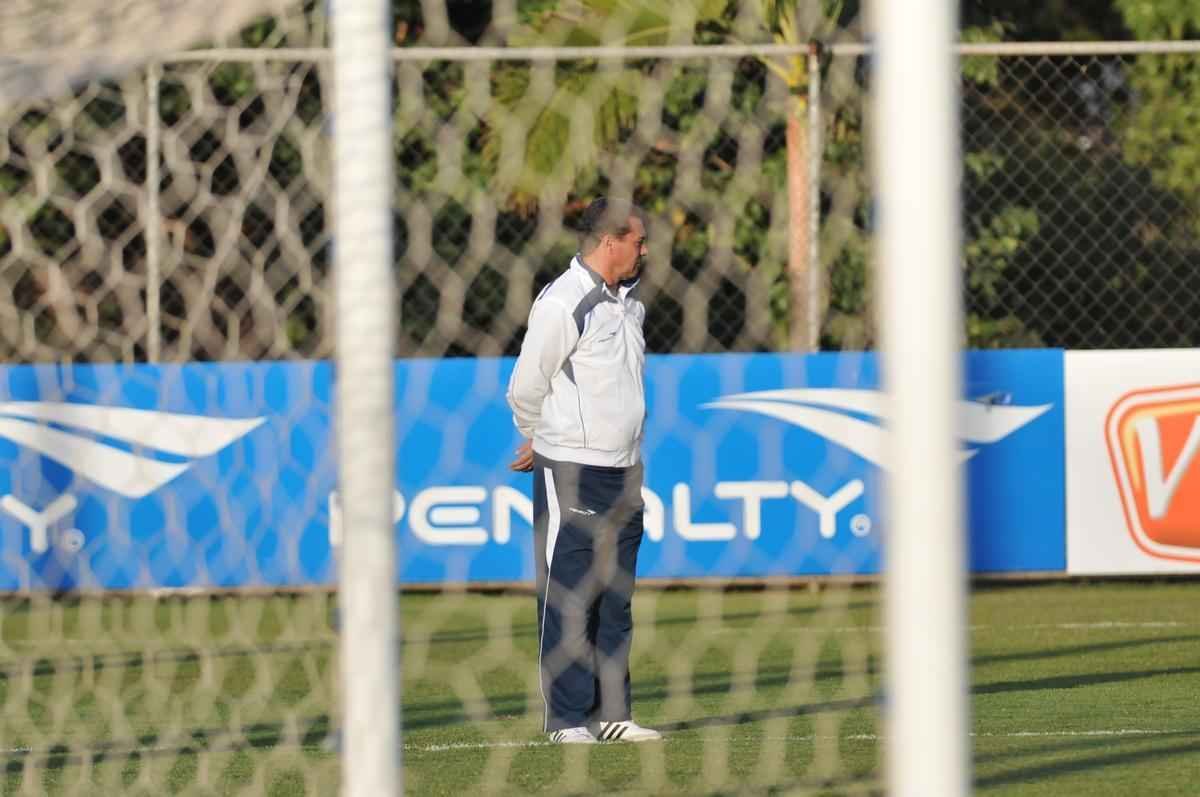 Imagens do treino do Cruzeiro nesta quarta-feira, na Toca da Raposa II, com a participao de Alisson, que entra nos planos de Vanderlei Luxemburgo para o jogo contra o So Paulo no domingo, no Morumbi