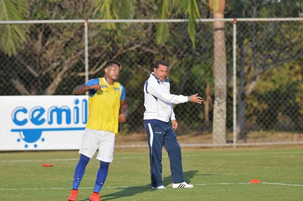 Imagens do treino do Cruzeiro nesta quarta-feira, na Toca da Raposa II, com a participao de Alisson, que entra nos planos de Vanderlei Luxemburgo para o jogo contra o So Paulo no domingo, no Morumbi