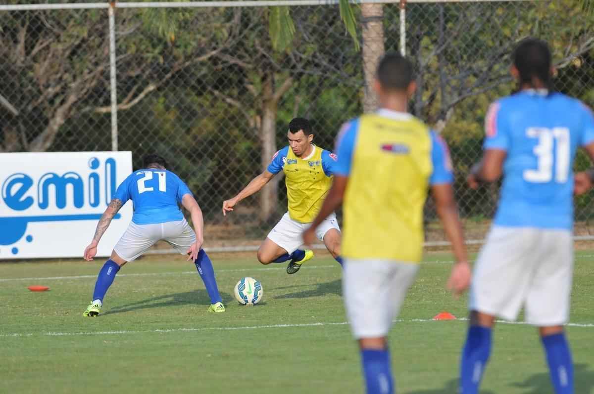 Imagens do treino do Cruzeiro nesta quarta-feira, na Toca da Raposa II, com a participao de Alisson, que entra nos planos de Vanderlei Luxemburgo para o jogo contra o So Paulo no domingo, no Morumbi