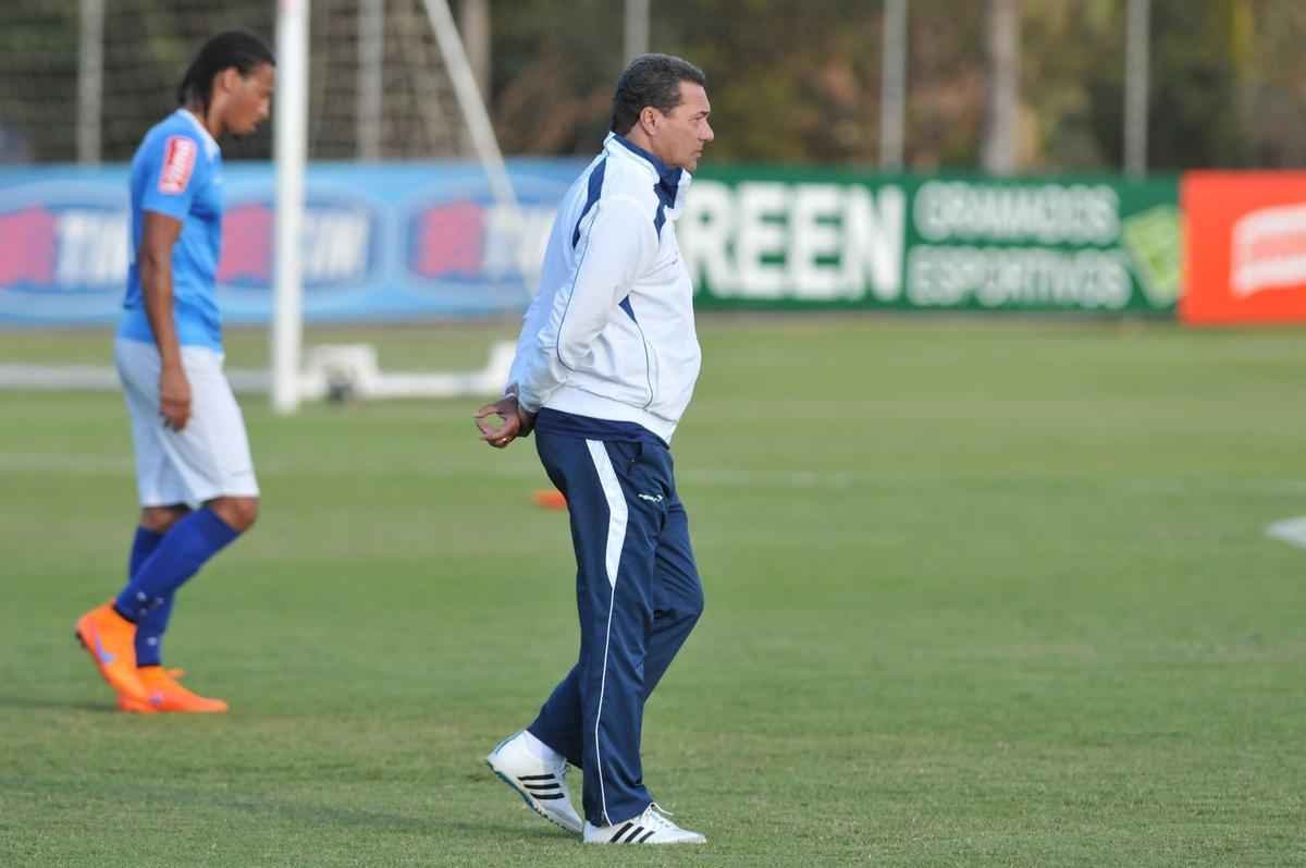 Imagens do treino do Cruzeiro nesta quarta-feira, na Toca da Raposa II, com a participao de Alisson, que entra nos planos de Vanderlei Luxemburgo para o jogo contra o So Paulo no domingo, no Morumbi