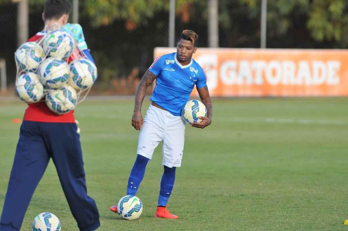 Imagens do treino do Cruzeiro nesta quarta-feira, na Toca da Raposa II, com a participao de Alisson, que entra nos planos de Vanderlei Luxemburgo para o jogo contra o So Paulo no domingo, no Morumbi