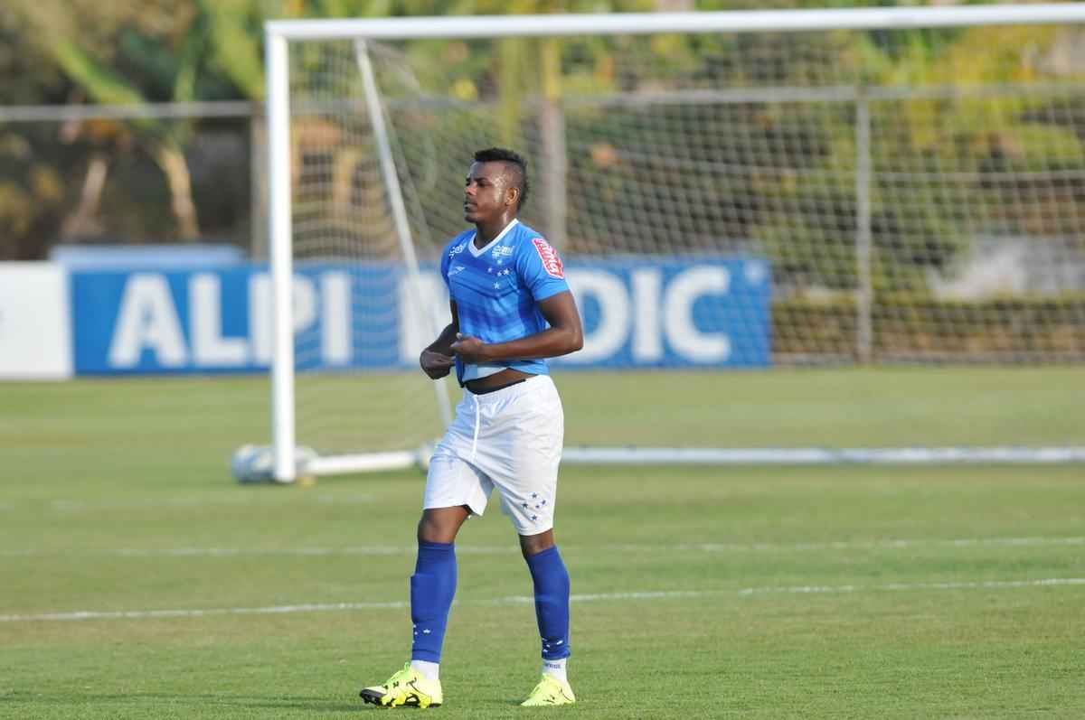 Imagens do treino do Cruzeiro nesta quarta-feira, na Toca da Raposa II, com a participao de Alisson, que entra nos planos de Vanderlei Luxemburgo para o jogo contra o So Paulo no domingo, no Morumbi
