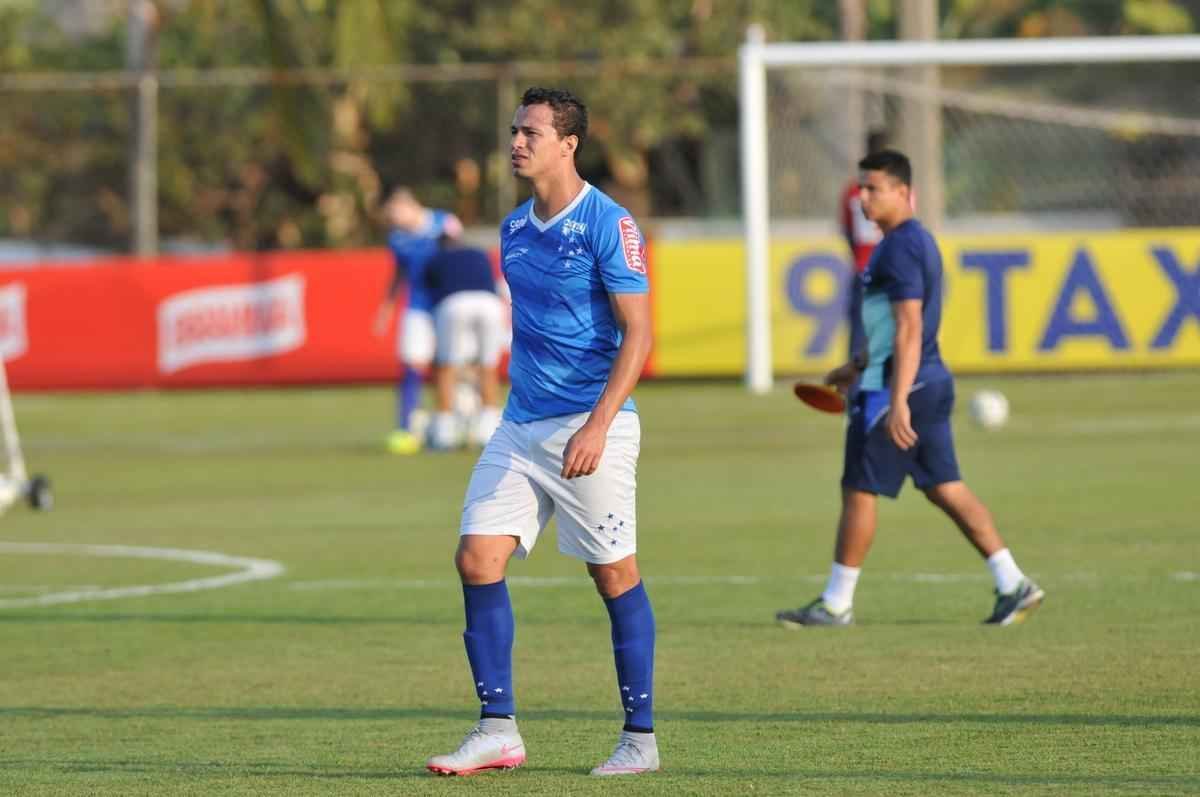 Imagens do treino do Cruzeiro nesta quarta-feira, na Toca da Raposa II, com a participao de Alisson, que entra nos planos de Vanderlei Luxemburgo para o jogo contra o So Paulo no domingo, no Morumbi