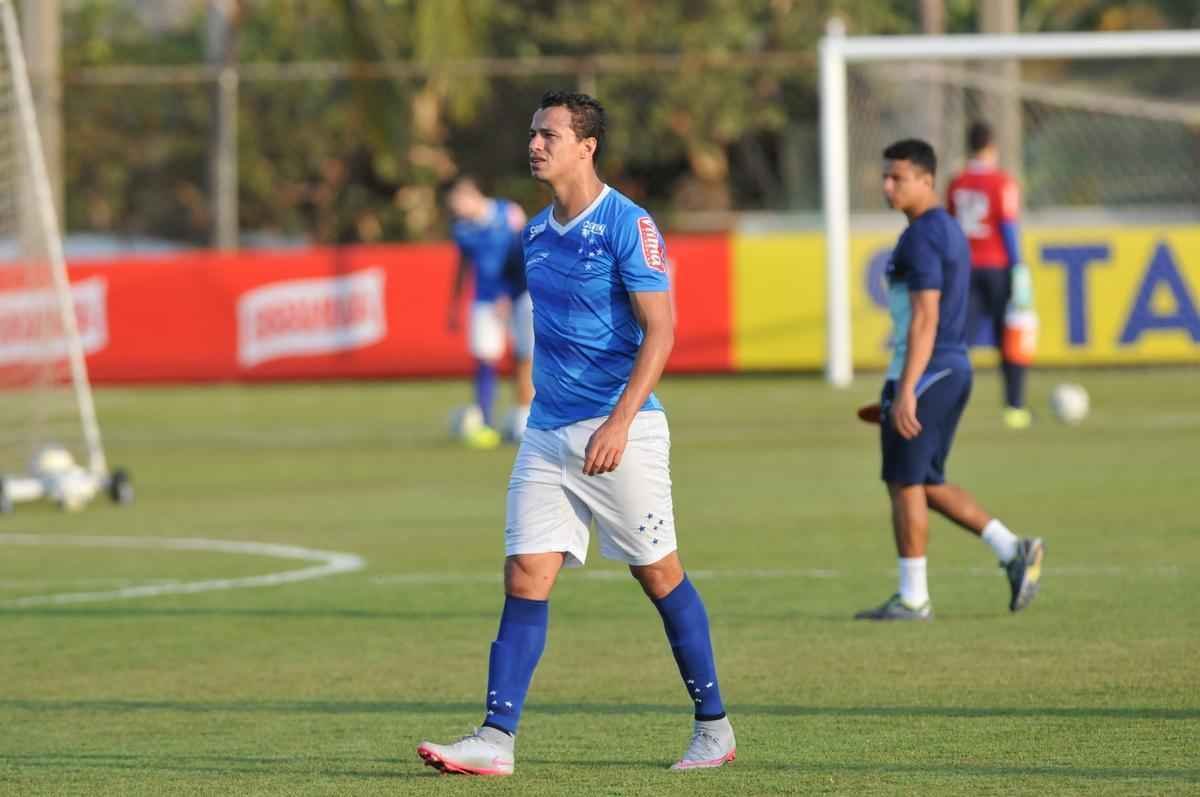 Imagens do treino do Cruzeiro nesta quarta-feira, na Toca da Raposa II, com a participao de Alisson, que entra nos planos de Vanderlei Luxemburgo para o jogo contra o So Paulo no domingo, no Morumbi