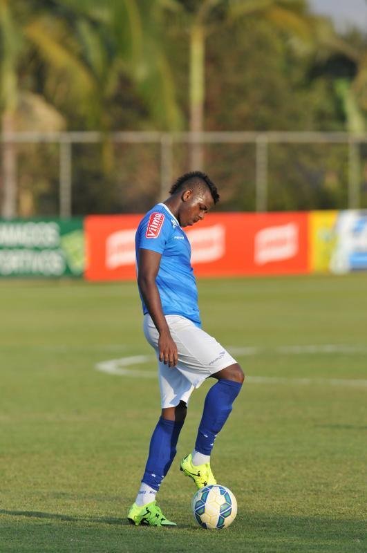 Imagens do treino do Cruzeiro nesta quarta-feira, na Toca da Raposa II, com a participao de Alisson, que entra nos planos de Vanderlei Luxemburgo para o jogo contra o So Paulo no domingo, no Morumbi