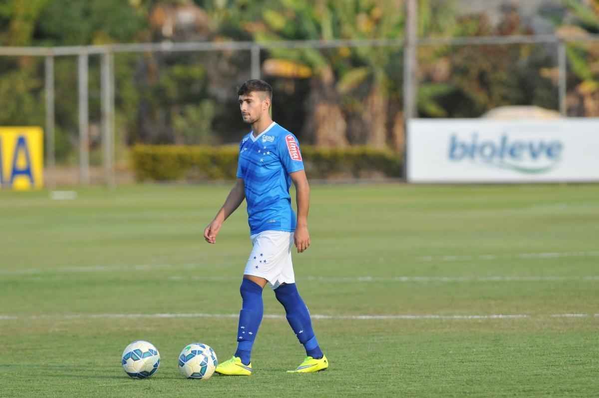Imagens do treino do Cruzeiro nesta quarta-feira, na Toca da Raposa II, com a participao de Alisson, que entra nos planos de Vanderlei Luxemburgo para o jogo contra o So Paulo no domingo, no Morumbi